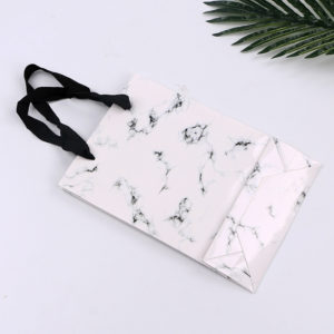 Premium-Custom-Paper-Gifts-Bags-handle-with-rope-Wholesale-white -merchandise-paper-shopping--bags-packaging